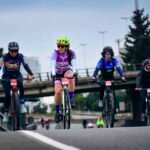 Grupo de ciclistas con cascos y equipamiento deportivo participando del Gran Fondo Argentina 2026, evento de ciclismo que contó con el acompañamiento de Frutty