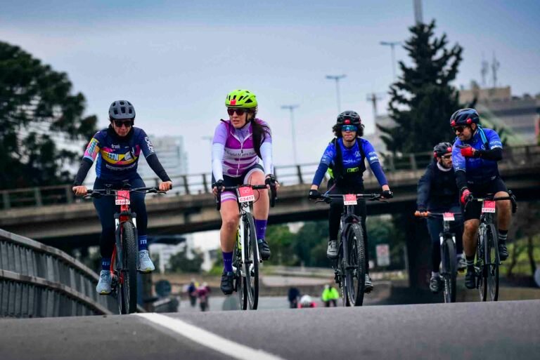 Grupo de ciclistas con cascos y equipamiento deportivo participando del Gran Fondo Argentina 2026, evento de ciclismo que contó con el acompañamiento de Frutty