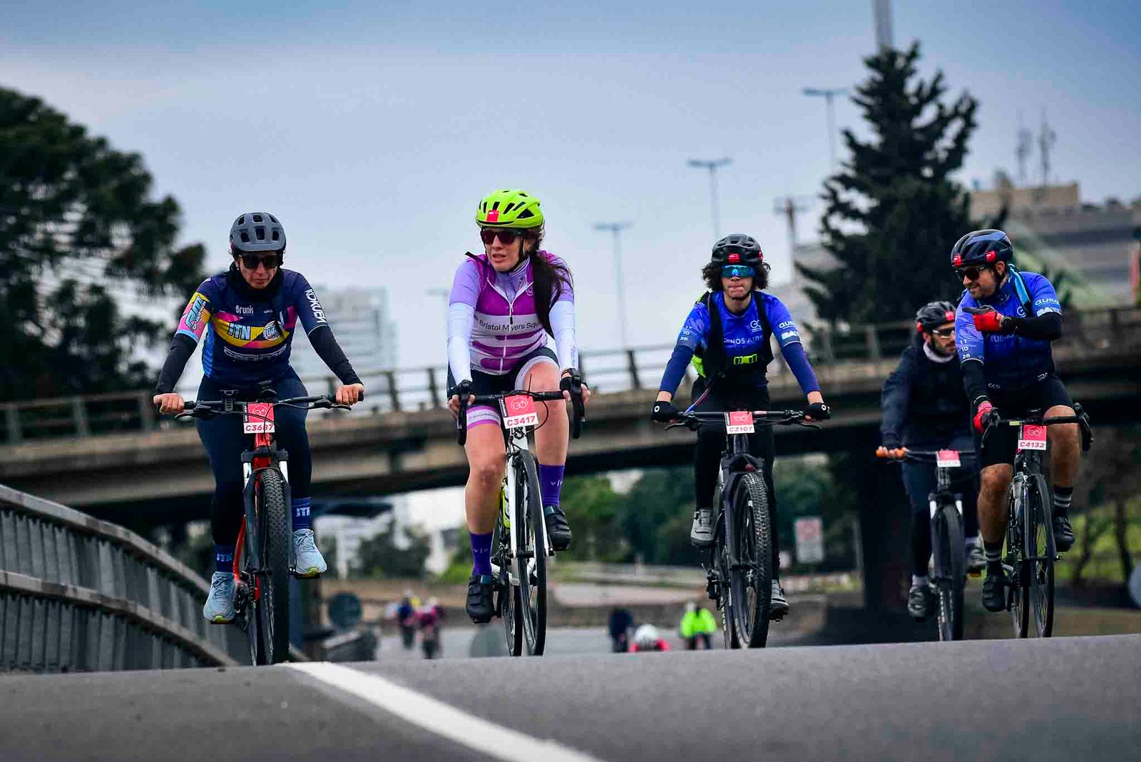 Grupo de ciclistas con cascos y equipamiento deportivo participando del Gran Fondo Argentina 2026, evento de ciclismo que contó con el acompañamiento de Frutty