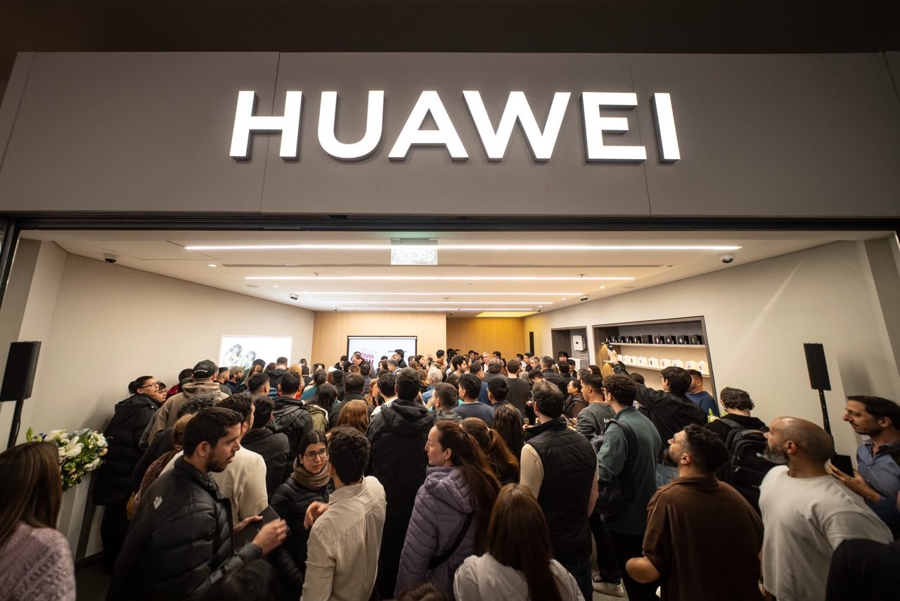 Inauguración de la primera Tienda Autorizada Huawei en Argentina, ubicada en Unicenter Shopping, con numerosos visitantes reunidos en el nuevo local de la marca tecnológica