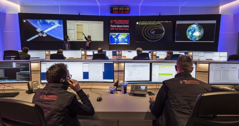 Ilustración de un centro de control satelital con especialistas y pantallas de monitoreo, en referencia a las pruebas de la misión argentina SABIA-Mar