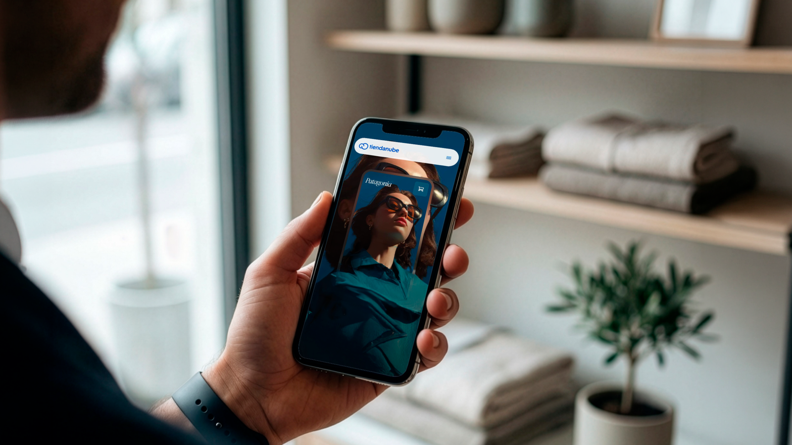 Persona utilizando un celular para navegar por una tienda online de Tiendanube, en referencia al uso de inteligencia artificial en el comercio electrónico argentino
