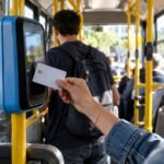 Pasajero paga con tarjeta bancaria en un colectivo argentino, ilustrando la expansión de los pagos digitales mediante tarjetas y billeteras virtuales